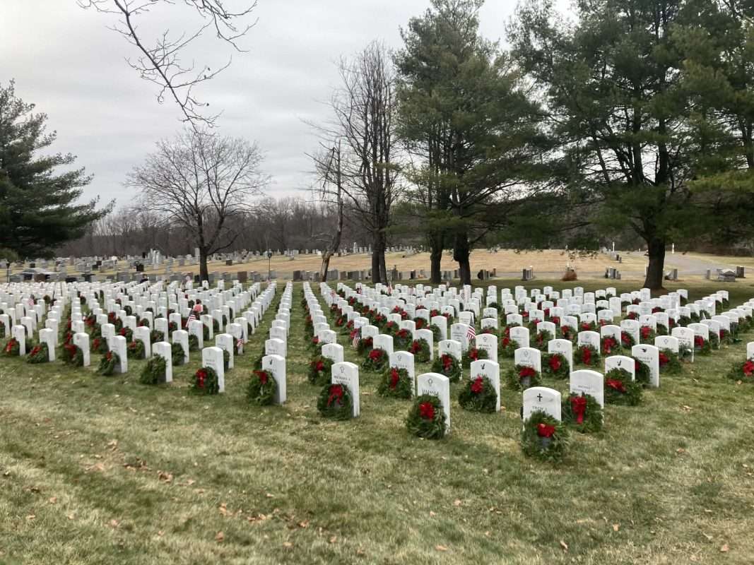 Wreaths Across America, wreaths laid on graves honoring veterans